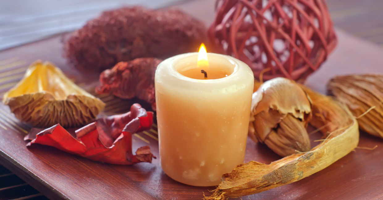 Beautiful and welcoming potpourri and candle. Beautiful and welcoming potpourri and candle.